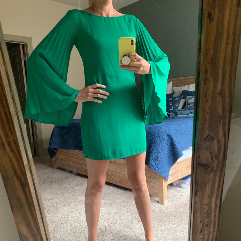 Gianni Bini Kelly green dress with bell sleeves